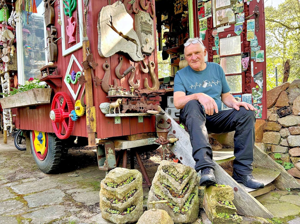 Detlef Schulze vor seinem „Peter-Lustig-Wagen“. Hier verbringt der 67-Jährige viele Bastelstunden.