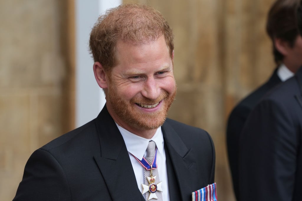 Prinz Harry verlässt nach der Krönung seines Vaters und Königin Camilla die Westminster Abbey.