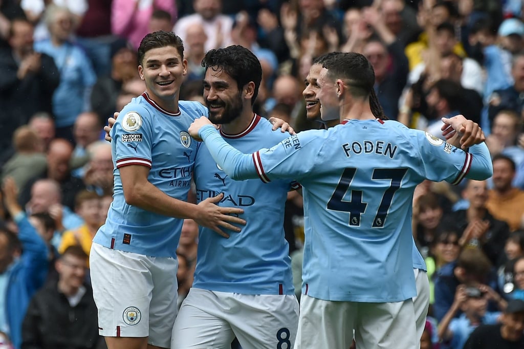 Citys Ilkay Gündogan (2.v.l) jubelt mit seinen Teamkollegen über sein Tor zum 2:0.
