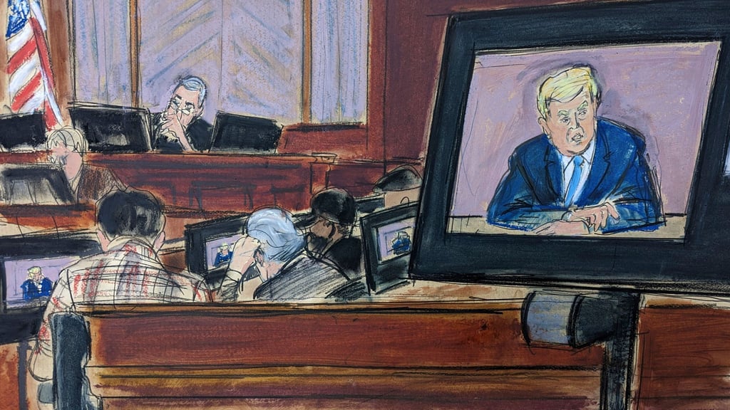 In dieser Skizze aus dem New Yorker Gerichtssaal wird eine Videoaufnahme von Donald Trumps Aussage für die Geschworenen abgespielt, während Richter Lewis Kaplan zuhört.