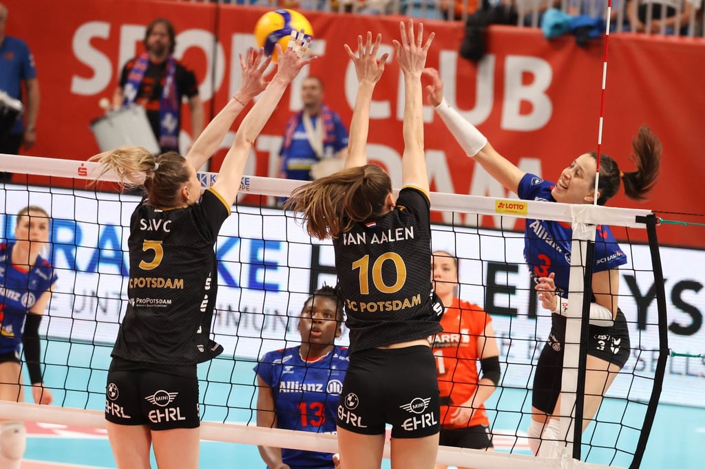 Die Potsdamerinnen Maja Savic (l) und Sarah Emma van Aalen versuchen einen Ball der Stuttgarterin Maria Segura Palleres zu blocken.