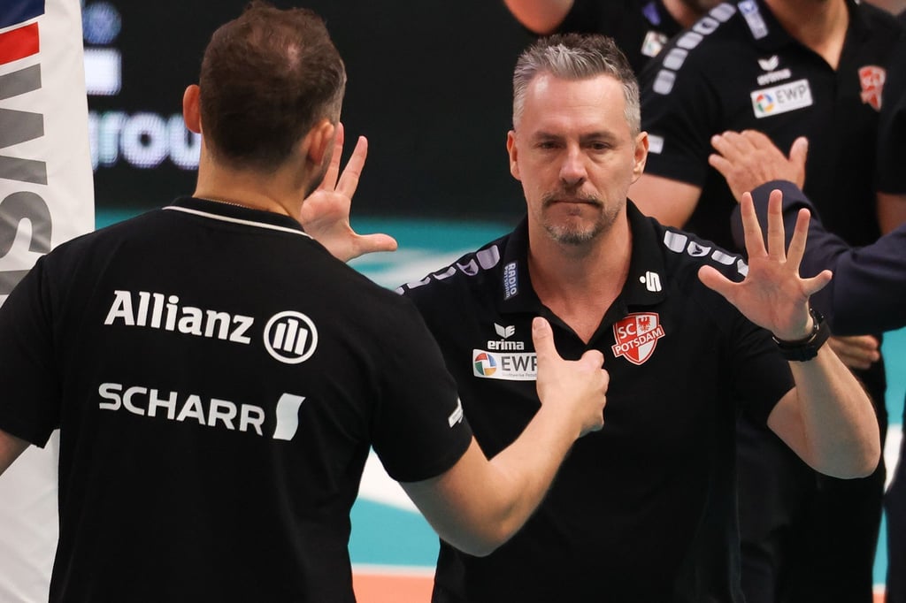 Stuttgarts Coach Tore Aleksandersen (l) ud Potsdams Coach Guillermo Naranjo Hernandez nach dem Spiel.