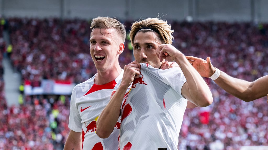 Kuss aufs Emblem: Kevin Kampl ist einer der Gewinner der Saisonschlussphase.