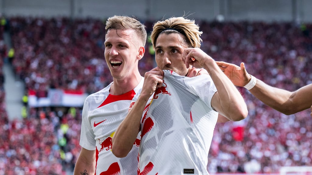 Kuss aufs Emblem: Kevin Kampl ist einer der Gewinner der Saisonschlussphase.