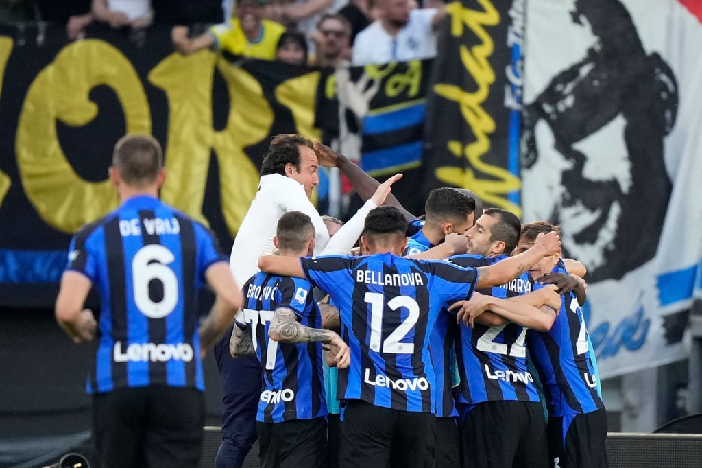 Die Spieler von Inter Mailand jubeln über das 2:0 beim AS Rom.
