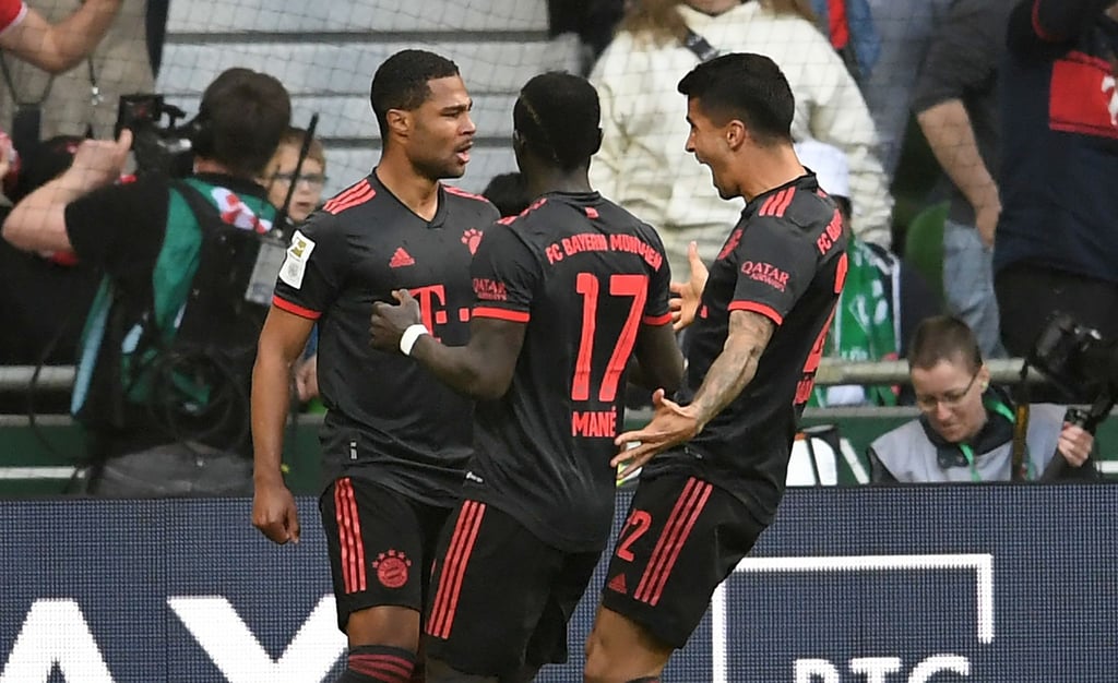 Sadio Mane (M) und Joao Cancelo freuen sich über das Tor von Serge Gnabry (l) zum 1:0.