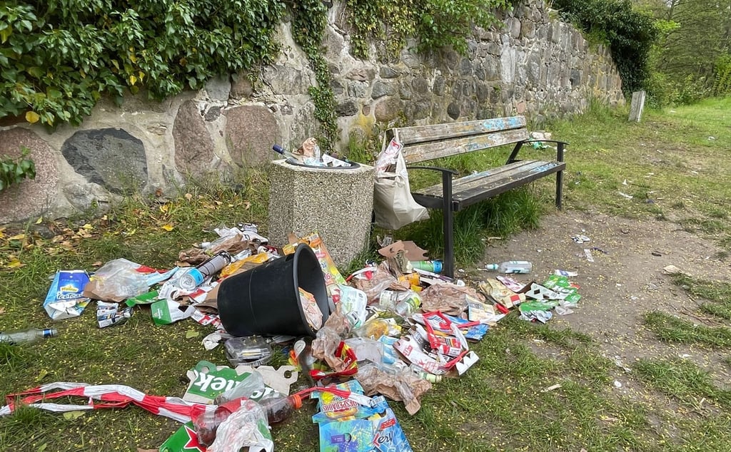Unbekannte haben im Schlosspark von Möckern viel Müll zurückgelassen.