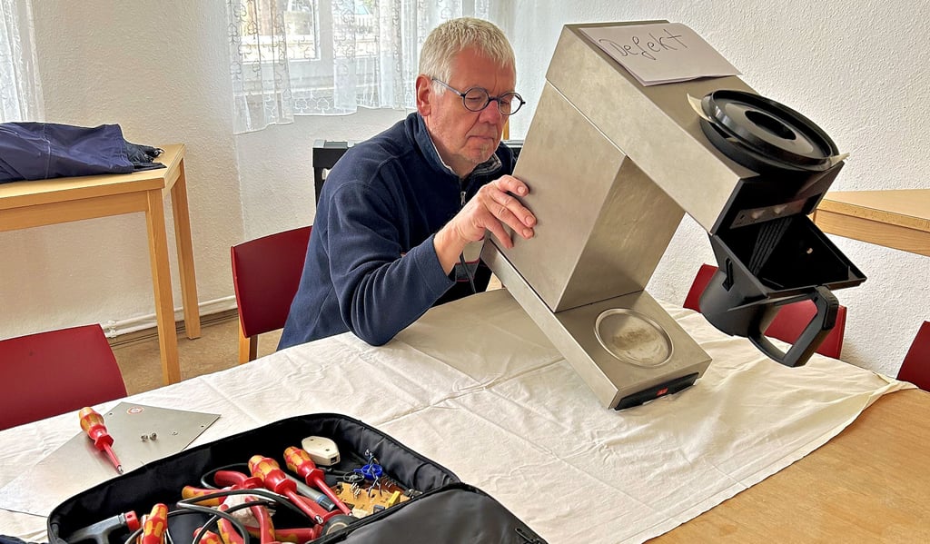 Im Magdeburg-Diesdorfer Repaircafé nimmt Walter Jung, Fernsehtechniker, die kaputten Geräte aus der Nachbarschaft genauer unter die Lupe. Hier sucht er gerade den Fehler einer Kaffeemaschine.