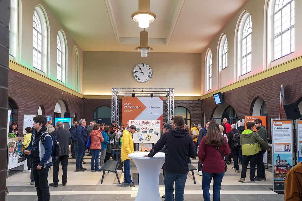 Im und vor dem Zeitzer Bahnhof hat am Vormittag das Bahnhofsfest begonnen.