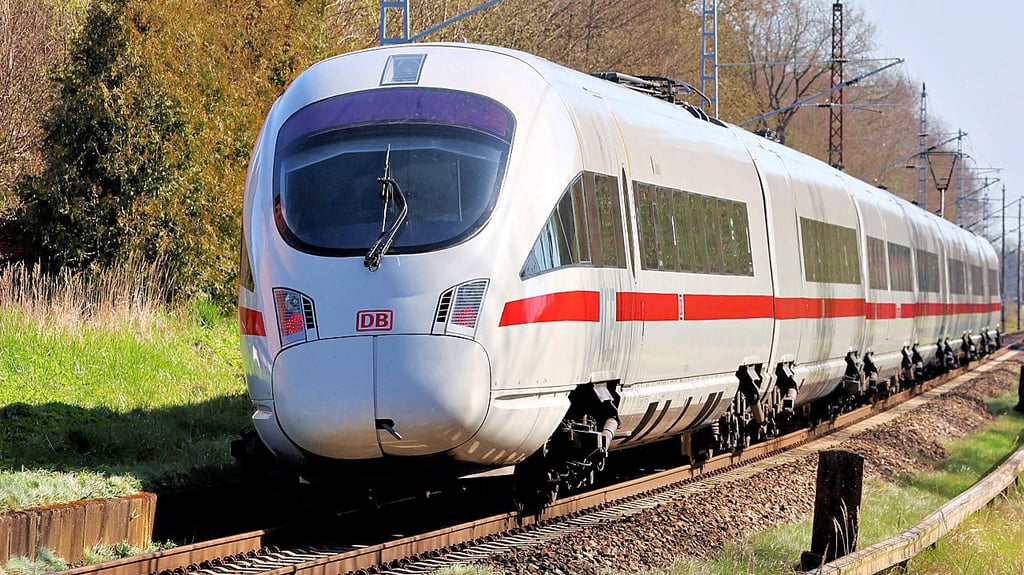 Eigentlich sollte der ICE über Wolfsburg und Stendal nach Berlin – doch bei Braunschweig hat er sich verfahren.