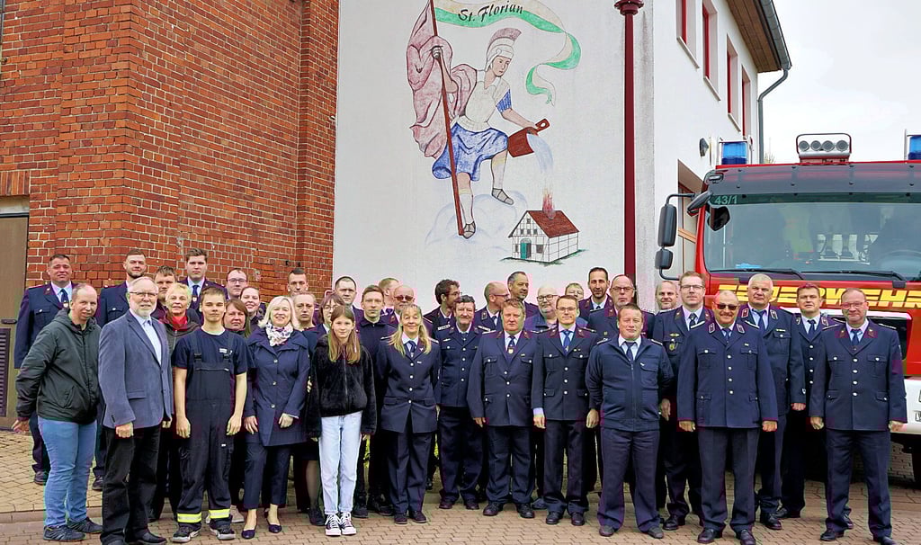 Zum Florianstag der Wolmirstedter Stadtfeuerwehr waren auch Bürgermeisterin Marlies Cassuhn, Stadtratsvorsitzender Heinz Maspfuhl, Ortsbürgermeisterin Gerhild Schmidt und KWG-Börde-Vorsitzender Mike Steffens gekommen.