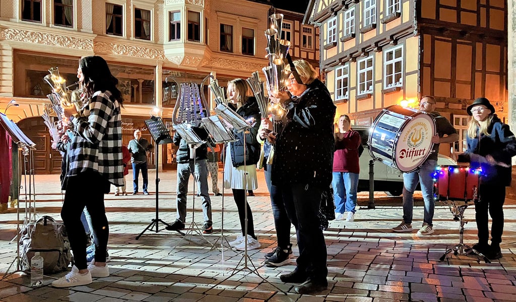 Vor historischer Kulisse auf dem Quedlinburger Marktplatz spielt die Schalmeienkapelle Ditfurt beim Karneval-Auftakt im vergangenen November.