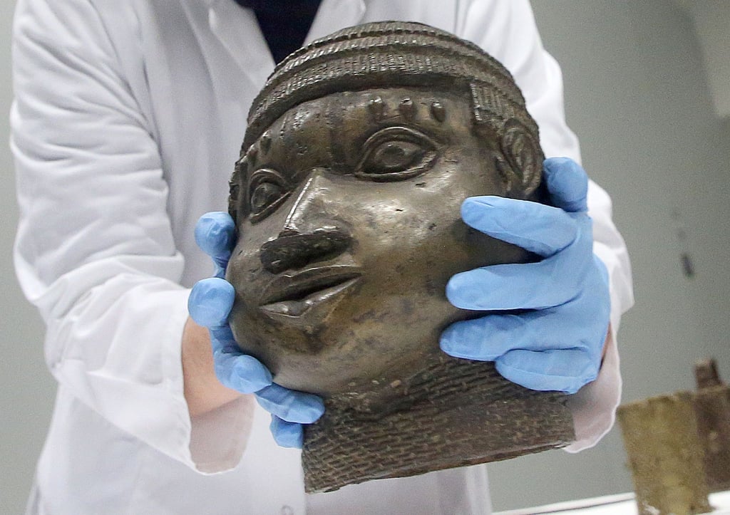 Eine Museumsmitarbeiterin verpackt eine der Benin-Bronzen, die für die Rückgabe nach Nigeria im Ethnologischen Museum Dahlem zusammen gestellt wurden.