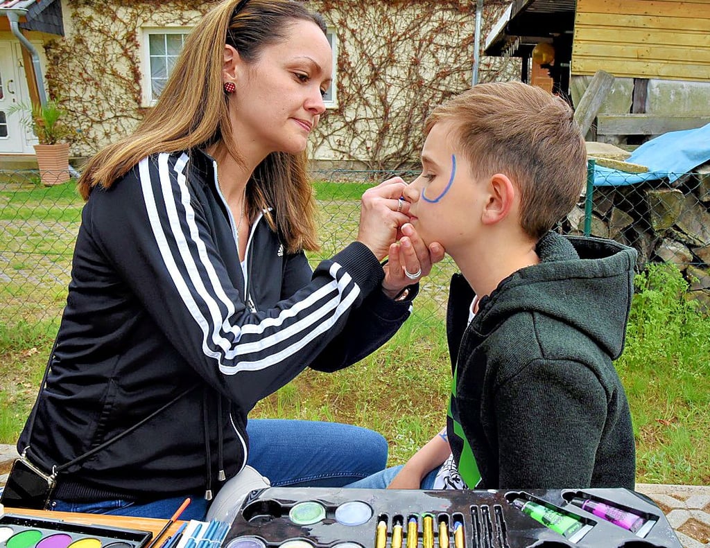 Am Schminkstand von Alexandra Krieg konnte man sich – wie der neunjährige Louis – das Gesicht veredeln lassen.