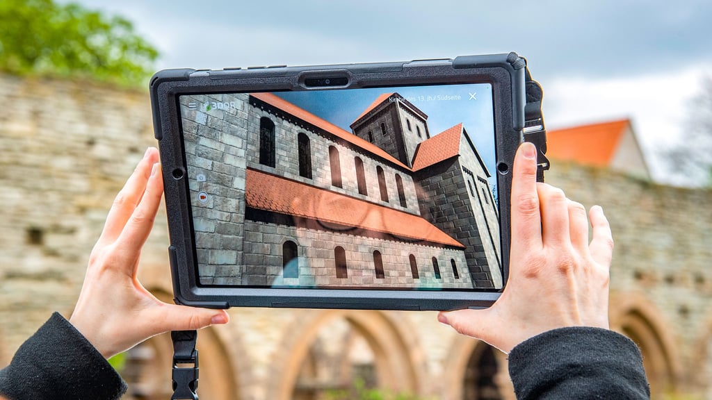 Virtuelle Darstellung der einstigen Klosterkirche. Mittels QR-Codes kann jetzt die Architektur in Memleben rekonstruiert werden.