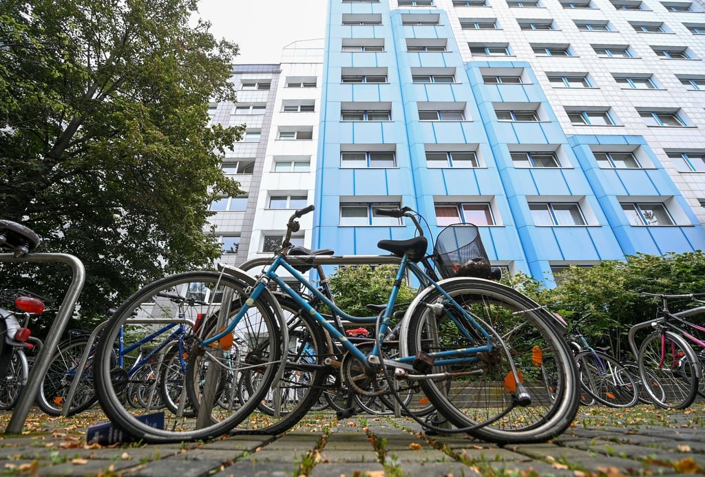 Fahrräder stehen vor einem Studentenwohnheim der Universität in Leipzig.