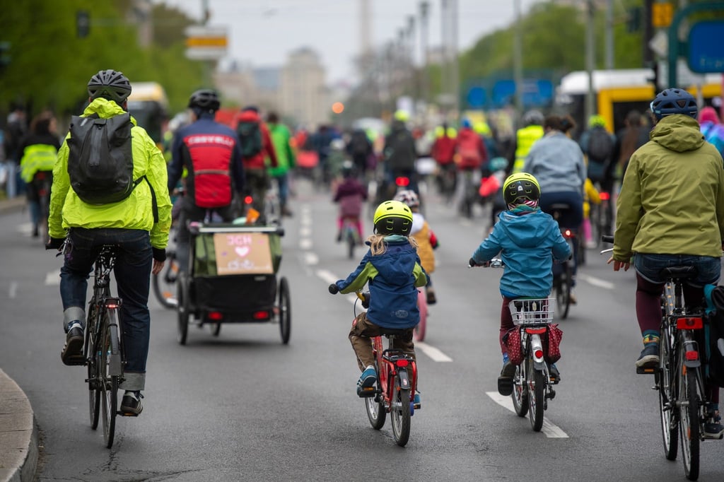 Teilnehmer einer Fahrrad-Demonstration vom Aktionsbündnis "Kidical Mass" fahren mit ihren Fahrrädern auf der Straße.