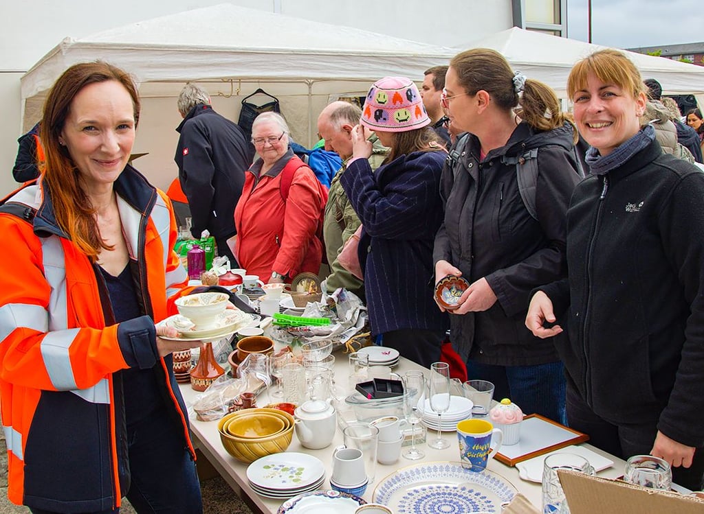 Ines Tröstler (l.) vom Städtischen Abfallwirschaftsbebrieb Magdeburg kann Besucherin Anett Strauß (r.) mit einer hübschen Sammeltasse erfreuen. Viel zu schade zum Wegwerfen.