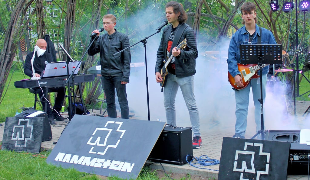 Die Schülerband des Landschulheims Grovesmühle in Veckenstadt hat bei der öffentlichen Generalprobe ihres Rammstein-Tribute-Konzerts, das am 3. Juni während des Sommerfestes der Grovesmühle seine Premiere erleben soll, das Publikum überzeugt.