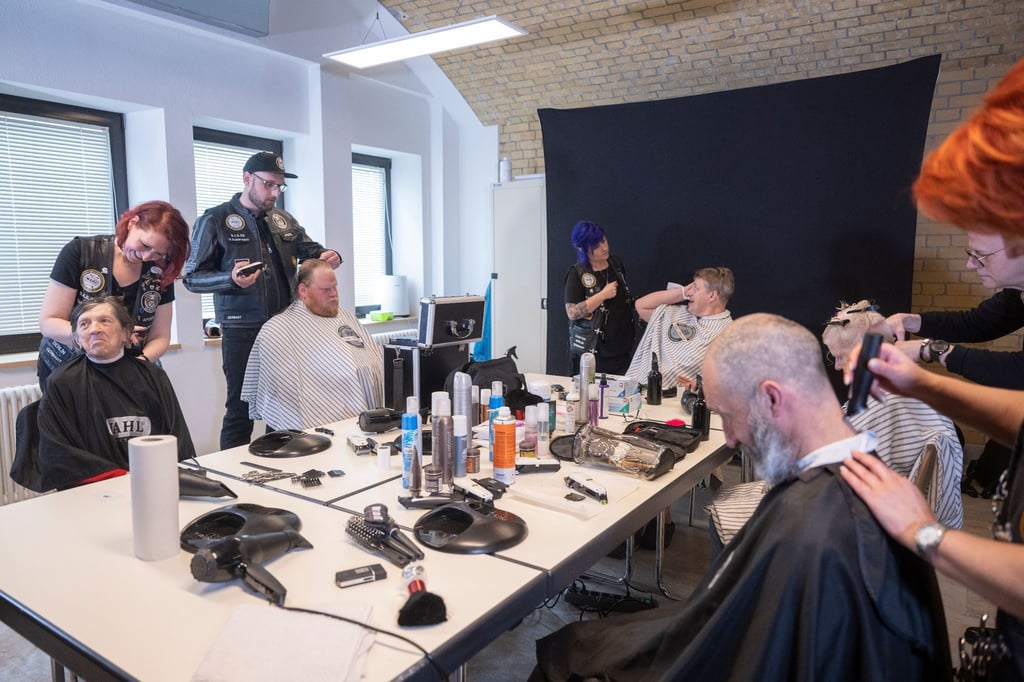 Bedürftige lassen sich bei einer Aktion der „Barber Angels“ und der Berliner Stadtmission die Haare schneiden.