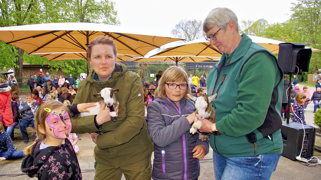 Mary (links) und die neunjährige Soraya haben zum Tiergartenfest in Stendal am Sonntag die Zwergziegen im Beisein von Tierpflegerinnen getauft.