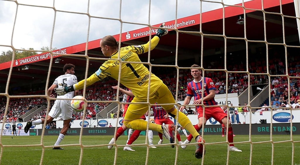 Erwischte einen starken Tag: FCM-Torwart Dominik Reimann, der zahlreiche gute Heidenheimer Gelegenheiten entschärfte.