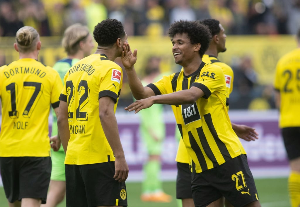 Doppelpacker unter sich: Karim Adeyemi jubelt mit Jude Bellingham (r) über das zwischenzeitliche 4:0.