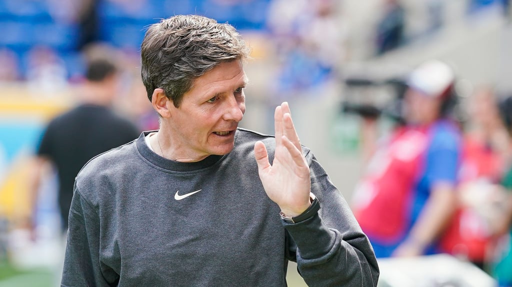 Frankfurts Trainer Oliver Glasner winkt ab.