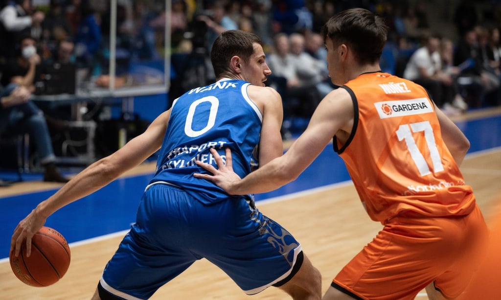Frankfurts Lukas Wank (l) gegen Ulms Juan Nunez.