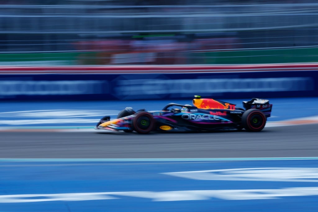 Red-Bull-Pilot Sergio Perez aus Mexiko steuert sein Auto während des Qualifyings.