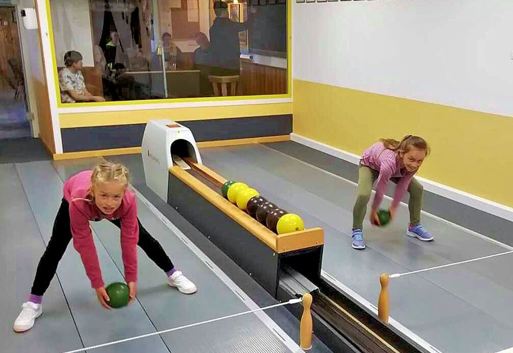 Wenke und Mia waren die jüngsten Keglerinnen, die sich beim Schnupperkegeln auf der Bahn am Alleringersleber Sportplatz versuchten.