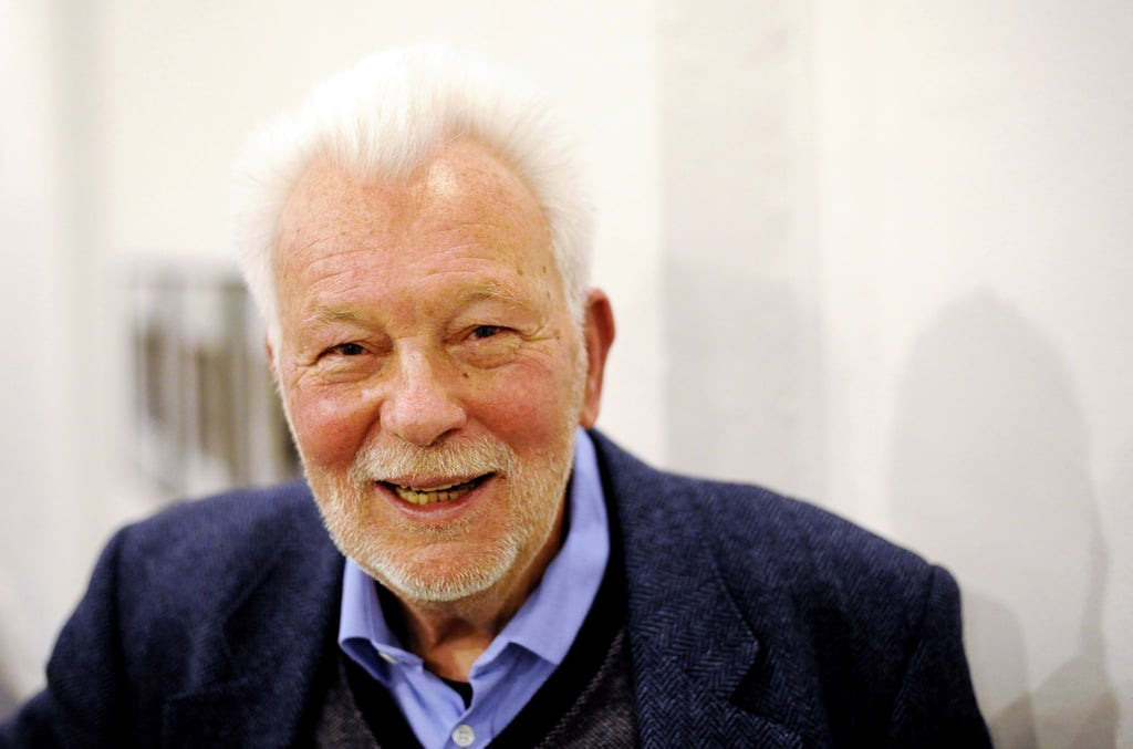 Der Fotograf Robert Lebeck lacht während eines Events.