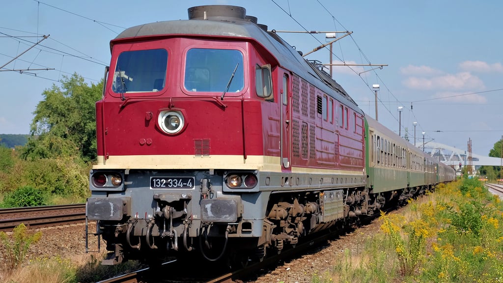 Die legendäre Diesellok „Ludmilla“ reist im Juni nach Ferropolis und in den Wörlitzer Park. Der Zustieg ist auch in Bernburg möglich.