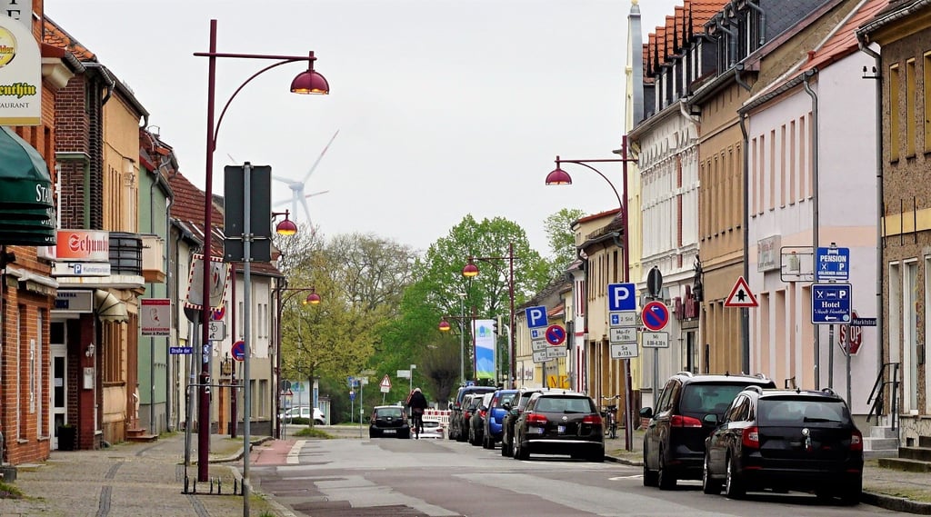 Leuchten am heutigen Samstag auch tagsüber: die Straßenlaternen in Genthin wie hier in der Mühlenstraße.