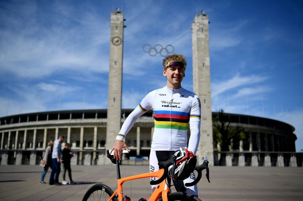 Radfahrer Theo Reinhardt steht vor dem Olympiastadion.
