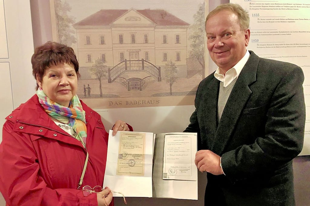 Barbara Rödel und Frank Czekalla kamen in der Entbindungsstation zur Welt, die zwischen 1940 und 1961 im ehemaligen Badehaus in den Bad Lauchstädter Kuranlagen untergebracht war. Zum Beweis zeigen sie hier ihre Geburtsurkunden.
