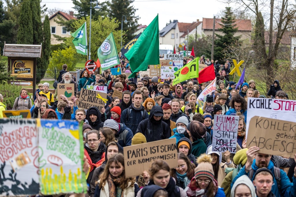 Ein Bündnis aus Umweltverbänden, Klimagruppen und lokalen Initiativen hatte zur Demonstration am Tagebau Nochten in der Lausitz aufgerufen. Hunderte Menschen kamen.