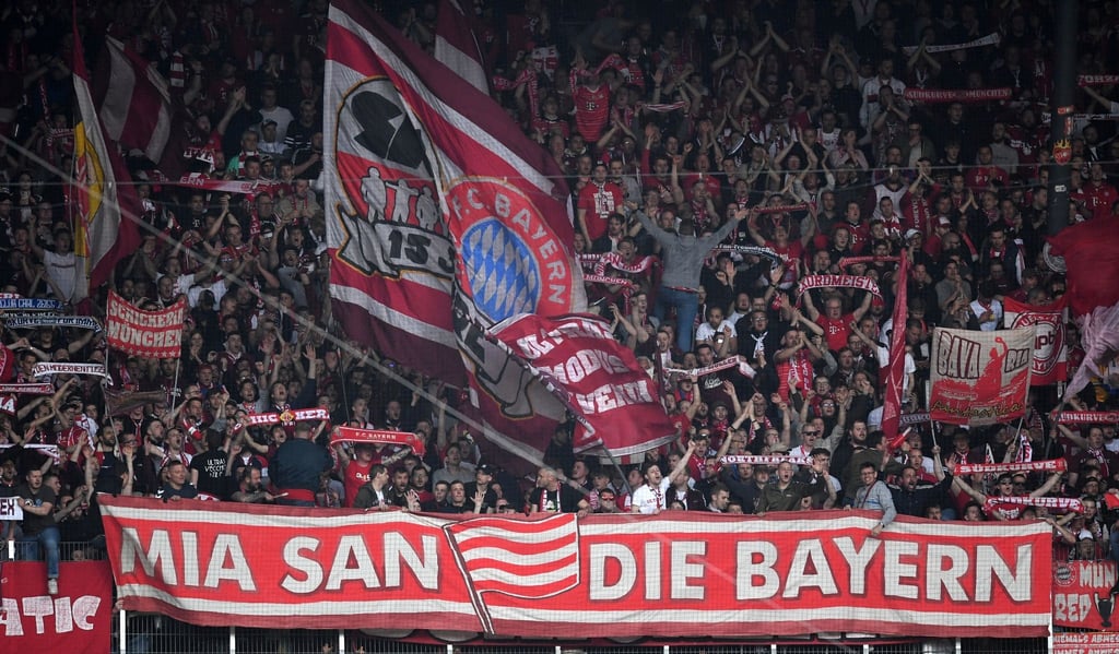 Die Bayern Fans feiern den Sieg gegen Bremen.
