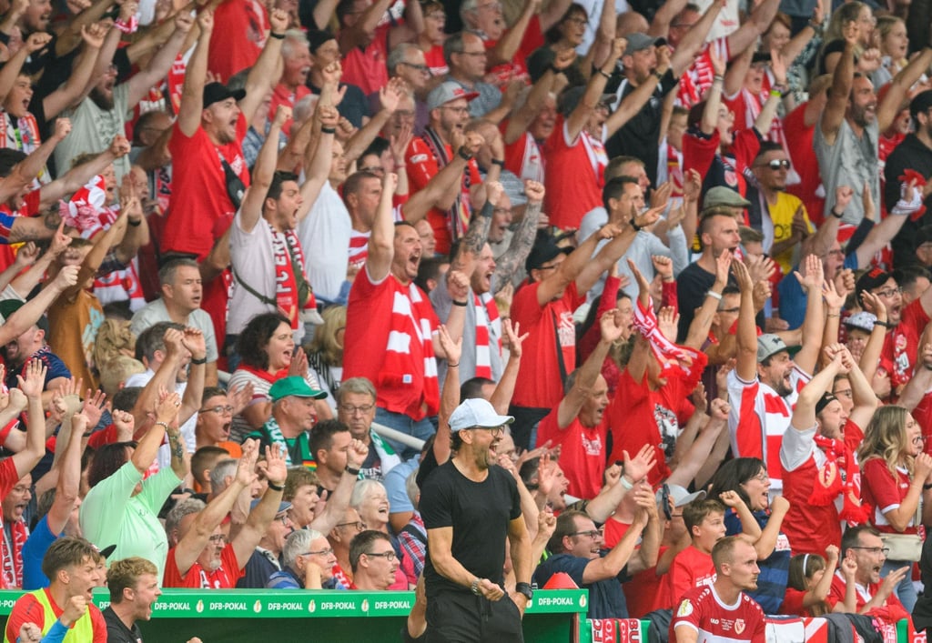 Claus-Dieter „Pele“ Wollitz, Trainer von Energie Cottbus, und die Fans jubeln nach einem Tor.