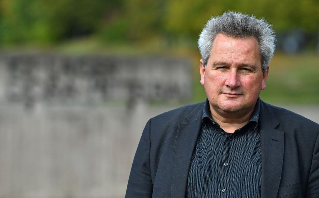 Jens-Christian Wagner steht auf dem Gelände der KZ-Gedenkstätte Mittelbau-Dora.