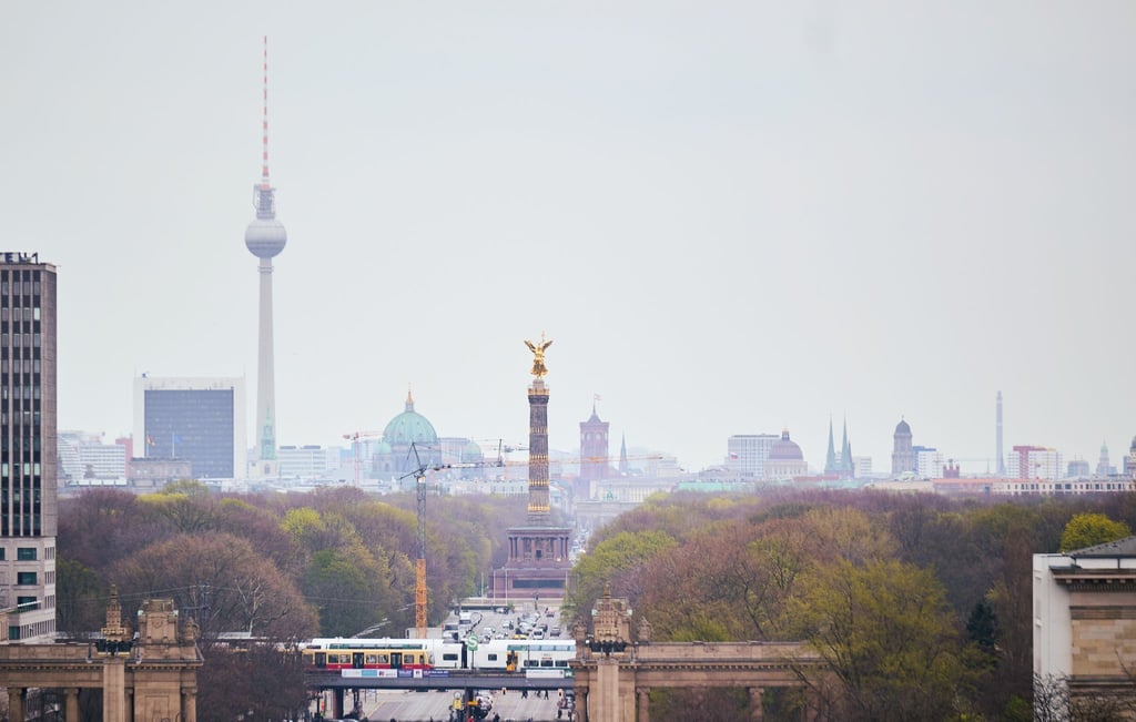 Blick vom Ernst-Reuter-Platz über das im Dunst gehüllte Berlin.