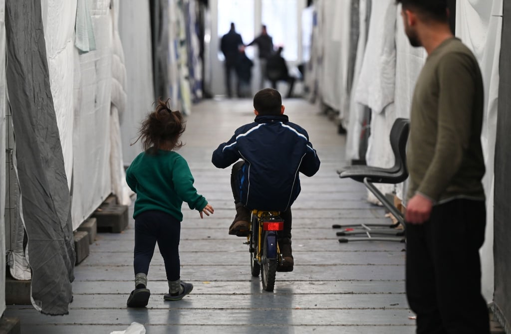Flüchtlinge in einem Zelt einer provisorischen Flüchtlingsunterkunft in Hessen.