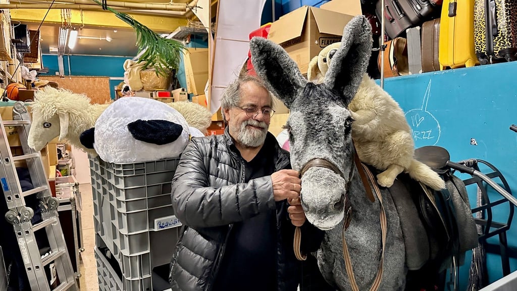 Gute Freunde: Matthias Brenner moderiert die feierliche Preisverleihung am 1. Juli. Den Esel hält er fest am Zaum.
