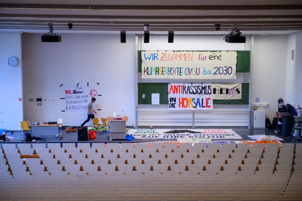 "Wir zusammen für eine Klimagerechte OVGU bis 2030" ist auf den größten Bannern im Audimax der Otto-vorn-Guericke-Universität zu lesen.