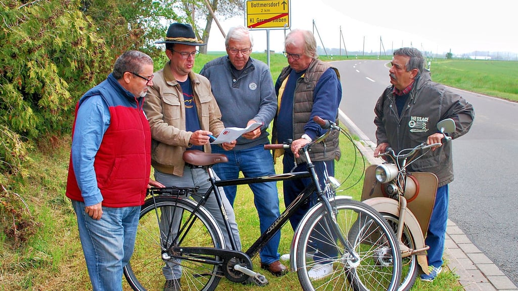 Andreas Gießmann (von links), Jens Ackermann, Dieter Quabs, Norbert Finke und Werner Ackermann am Ortseingang von Klein Germersleben. Hier würde der Radweg ankommen.