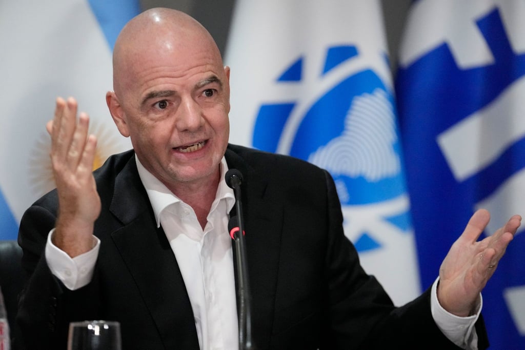 FIFA-Präsident Gianni Infantino (l) verurteilte den Rassismus-Vorfall in der Serie A.