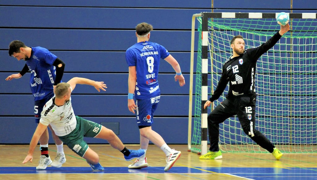 Eine Hand an der Meisterschale (äh, am Ball) haben die Oberliga-Männer des HC Burgenland - hier Torwart Marian Voigt im Heimspiel gegen Freiberg - nach dem knappen Auswärtserfolg in Aschersleben. Nur noch ein Punkt fehlt ihnen zum Titelgewinn.