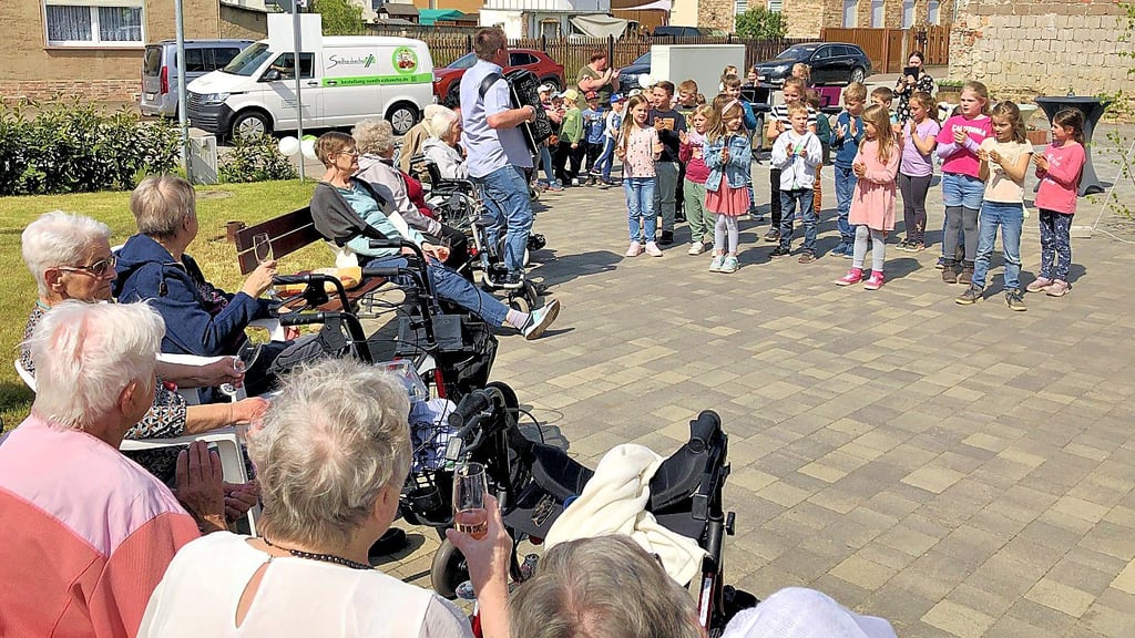 Der Kindergarten und die Freie Grundschule kamen zum Gratulieren.