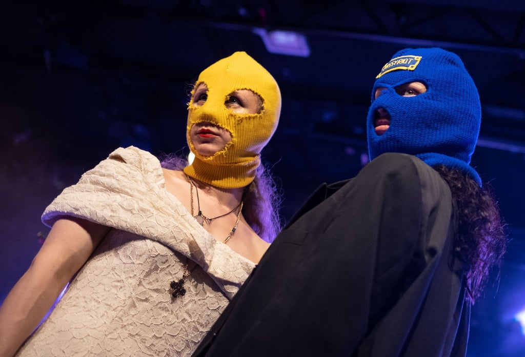 Maria Aljochina (l) und Olga Borisova nehmen an einem Konzert der russischen Punkband Pussy Riot im Rahmen der „Riot Days 2022“ teil.