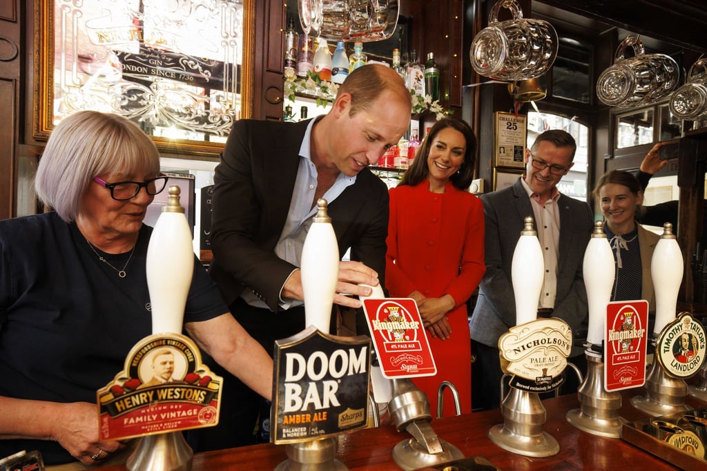 Prinz William zapft das erste Bier von Kingmaker, eine Neukreation zur Feier der Krönung von König Charles III..